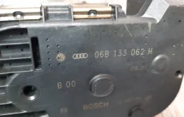 Дроссельная заслонка для Audi A4 2001 года на фотографиях