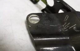 Петля капота левая для Audi Q3 на фотографиях