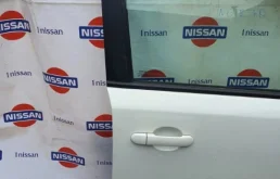 Дверь передняя правая для Nissan Note 2013 года на фотографиях