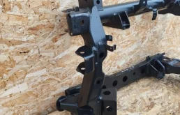 Подрамник двигателя для Mitsubishi Pajero 2007 года на фотографиях