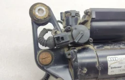 Компрессор пневмоподвески задний для Audi Q7 2008 года на фотографиях