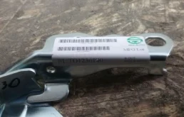 Петля капота левая для Toyota Corolla 2002 года на фотографиях