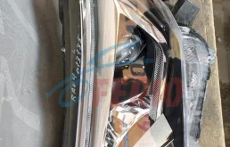 Фары для Toyota RAV4 2018 года на фотографиях