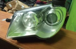 Фары для Volkswagen Touran 2008 года на фотографиях