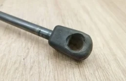 Амортизатор капота левый для Mercedes-Benz GL class 2006 года на фотографиях