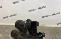 Корпус термостата системы охлаждения ДВС для Citroen C5 2012 года на фотографиях