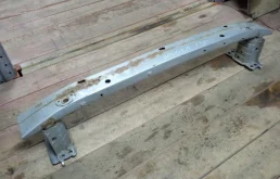 Усилитель переднего бампера для Toyota Corolla 2007 года на фотографиях