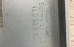 Петля капота правая для Audi Q7 2010 года на фотографиях