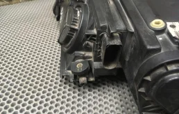 Фара правая для Audi Q7 2013 года на фотографиях