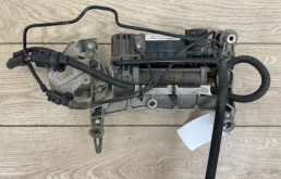 Компрессор пневмоподвески задний для Audi Q7 2008 года на фотографиях