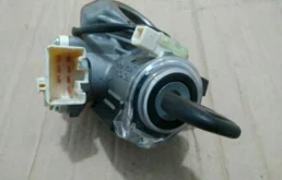 Замок багажника для Toyota Corolla 2011 года на фотографиях