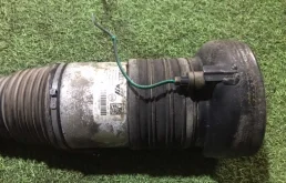 Амортизатор передний левый для Audi Q7 на фотографиях