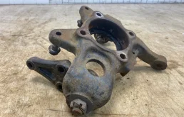 Кулак поворотный правый для Mitsubishi Pajero на фотографиях