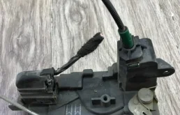 Замок передней левой двери для Opel Zafira 2014 года на фотографиях