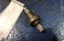 Лямбда-зонд (верхний) для Toyota RAV4 на фотографиях