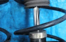 Амортизатор передний левый для Toyota Corolla на фотографиях