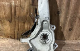 Кулак поворотный правый для Land Rover Range Rover на фотографиях