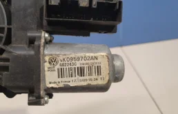 Мотор стеклоподъемника передний левый для Volkswagen Touran 2005 года на фотографиях