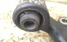 Цапфа задняя левая для Mitsubishi Pajero на фотографиях