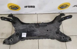 Подрамник двигателя для Mitsubishi Outlander 2016 года на фотографиях