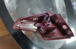 Фонарь внешний правый для Toyota RAV4 на фотографиях