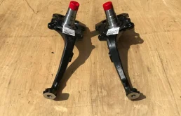 Кулак поворотный правый для Lexus LX 2003 года на фотографиях