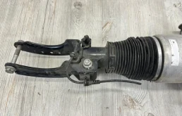 Пневмостойка передняя правая для Audi Q7 2008 года на фотографиях