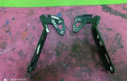 Петля капота правая для Audi Q7 2010 года на фотографиях