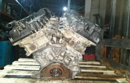 Двигатель без навесного для Chrysler 300C 2005 года на фотографиях