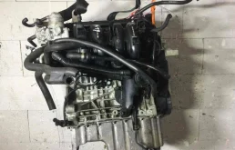 Двигатель без навесного для Volkswagen Polo 2003 года на фотографиях