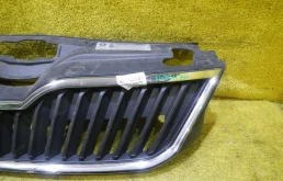 Решетка переднего бампера для Skoda Rapid 2015 года на фотографиях