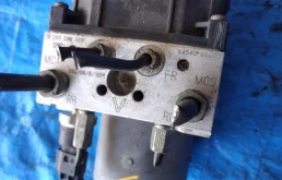 Блок ABS для Toyota Avensis на фотографиях