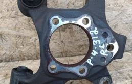 Кулак задний левый для Mitsubishi Pajero на фотографиях