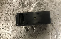 Блок управления стеклоподъемниками для Hyundai Solaris 2011 года на фотографиях