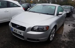 Двигатель без навесного для Volvo C30 2006 года на фотографиях