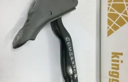 Петля капота правая для Skoda Rapid 2025 года на фотографиях