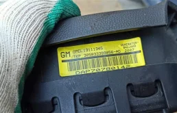 Подушка безопасности водителя для Opel Astra 2008 года на фотографиях