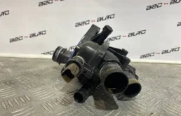 Корпус термостата системы охлаждения ДВС для Citroen C5 2012 года на фотографиях