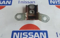 Петля двери задняя левая верхняя для Nissan Note 2011 года на фотографиях