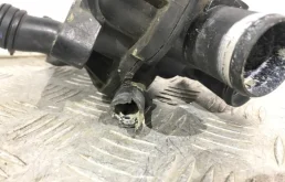 Корпус термостата системы охлаждения ДВС для Citroen C5 2012 года на фотографиях