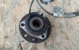 Ступица колеса передняя правая для Opel Zafira 2010 года на фотографиях