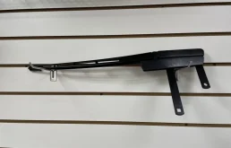 Поводок лобового стеклоочистителя правый для Audi Q7 2007 года на фотографиях