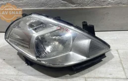 Фары для Nissan Tiida 2009 года на фотографиях