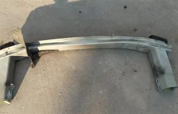 Усилитель переднего бампера для Opel Zafira 2013 года на фотографиях