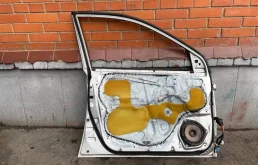 Дверь передняя левая для Toyota Corolla 2001 года на фотографиях