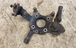 Кулак поворотный правый для Mitsubishi Pajero на фотографиях