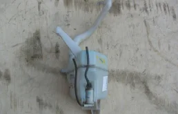 Бачок стеклоомывателя передний для Nissan Tiida 2008 года на фотографиях