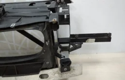 Панель радиатора (телевизор) для BMW X3 2010 года на фотографиях