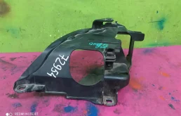 Кронштейн правой фары нижний для Audi Q7 2010 года на фотографиях