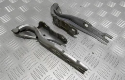 Петля капота левая для Skoda Rapid 2013 года на фотографиях